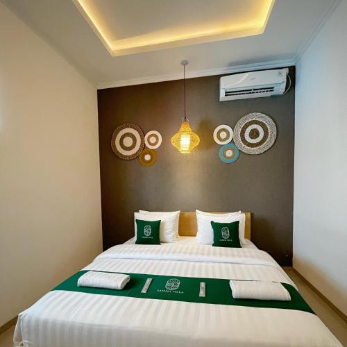 日惹Sampai Villa Tugu的房间里有一张白色大床的卧室