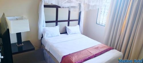 Ένα ή περισσότερα κρεβάτια σε δωμάτιο στο ShaMooL Hotel