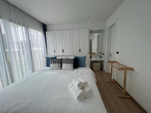 Postel nebo postele na pokoji v ubytování 2 BR Modern Pool Villa Chalong