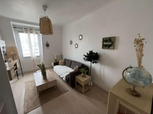 un salon avec un canapé et une table dans l'établissement Charmant appartement aux Portes de Paris - 2PAX, à Saint-Ouen