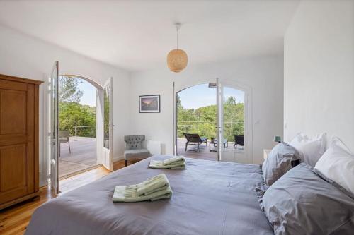 Postel nebo postele na pokoji v ubytování Villa La Pinède