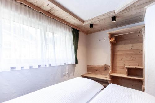 a bedroom with a bed and a window at Casa de Wisa in Gaschurn
