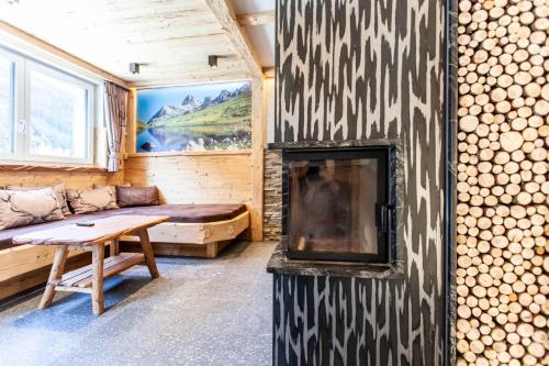 a living room with a fireplace in a log cabin at Casa de Wisa in Gaschurn
