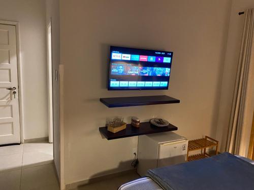 Una televisión o centro de entretenimiento en Casa Baronesa Suítes