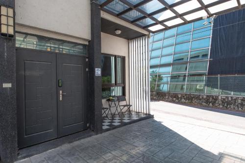 an entrance to a building with a large door at Touch星空二館-包棟民宿-寵物友善-隆鑫民宿 in Hsia-ch'ing