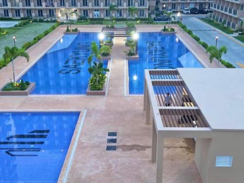 an overhead view of a swimming pool with a bench at Saekyung Condominium in Basbas