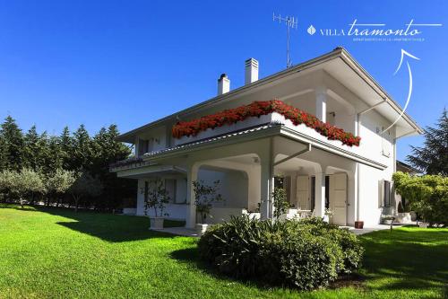 Κήπος έξω από το Villa Tramonto luxury apartment with private swimming pool