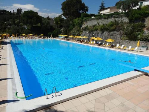 Photo de la galerie de l'établissement Appart spacieux et calme, Vue mer AC domaine privé piscine, à Les Beaumettes