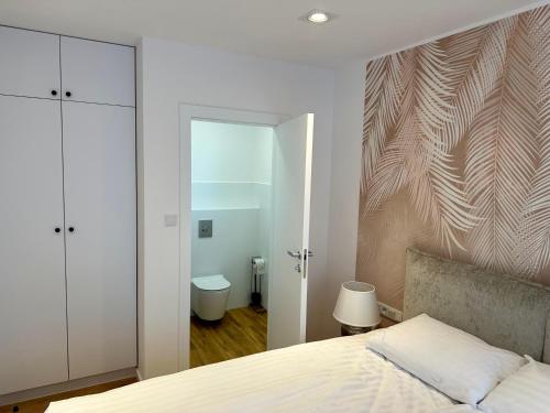 una camera da letto con un letto e un murale di Apartament Mazurski a Nidzica