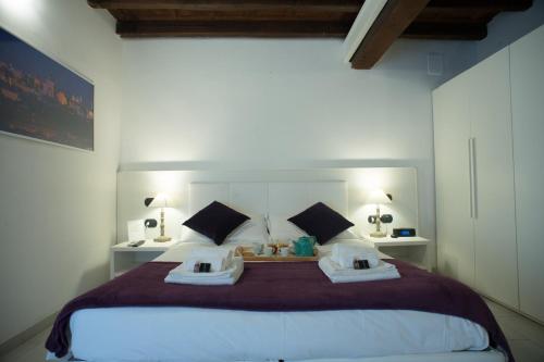 Un dormitorio con una cama grande con dos toallas encima. en Flowers Apartments, en Roma