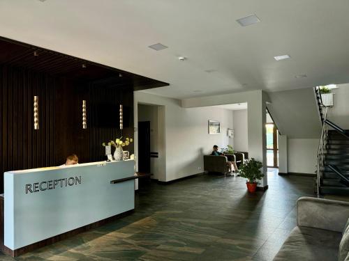 Un vestíbulo con mostrador de recepción en un edificio. en Ні пуху, ні пера!, en Reshetylivka