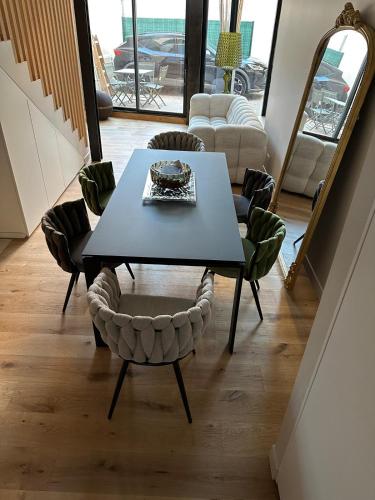 une salle à manger avec une table et des chaises bleues dans l'établissement Nice Living Cannes Plage, à Cannes