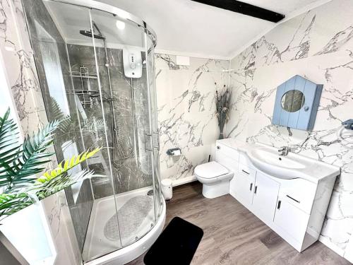 Ένα μπάνιο στο Exec 2 bed lodge in rural Wales with Cymru Holidays