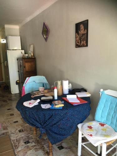 une chambre avec une table, deux chaises et une table avec dans l'établissement Chez Petra, à Vernet-les-Bains