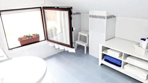 mała łazienka z toaletą i oknem w obiekcie alaia apartamento w mieście Zarautz