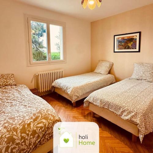 une chambre avec deux lits et une fenêtre dans l'établissement H12 Charmante maison de campagne, à Balazé