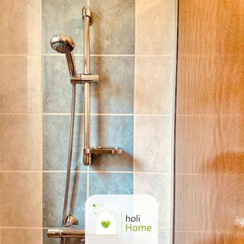 La salle de bains est pourvue d'une douche avec eau chaude. dans l'établissement H12 Charmante maison de campagne, à Balazé