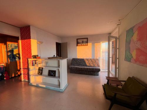 un salon avec un canapé et une table dans l'établissement Appartement vintage Bastia - MAGNIFIQUE VUE !, à Bastia