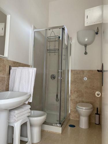 a bathroom with a shower and a toilet and a sink at B&B Pompeii Airfield in Poggiomarino