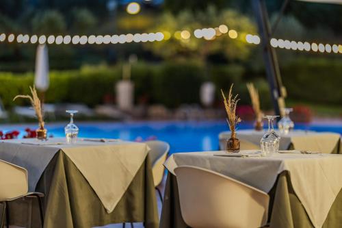 a group of tables with chairs and table cloths at Residence San Michele in Costermano sul Garda