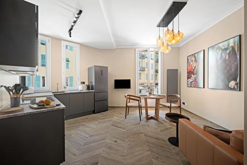 une cuisine et un salon avec une table et des chaises dans l'établissement La Suite Lascaris PORT of NICE #renovated, à Nice