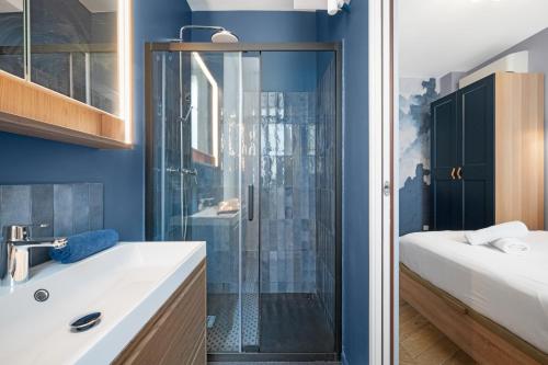 La salle de bains est pourvue d'une douche et d'un lavabo blanc. dans l'établissement La Suite Lascaris PORT of NICE #renovated, à Nice