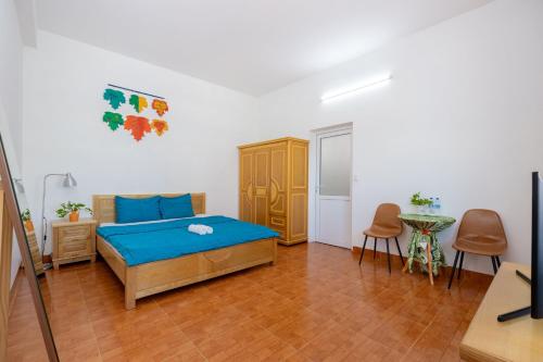 a bedroom with a bed and a table and chairs at Ann Homestay Vũng Tàu in Vung Tau