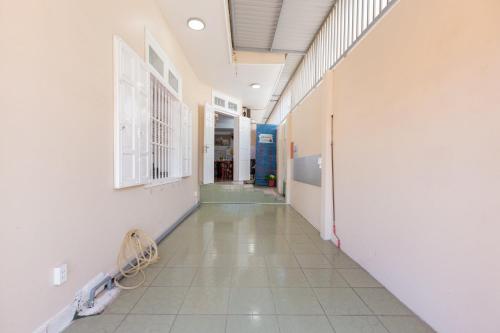 an empty hallway in a hospital room with a hallway at Ann Homestay Vũng Tàu in Vung Tau