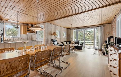 eine Küche und ein Wohnzimmer mit Tisch und Stühlen in der Unterkunft Holiday Home Malurtvej Aakirkeby Iv in Vester Sømarken