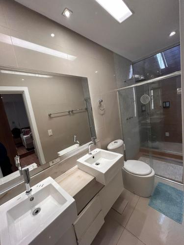 Bilik mandi di Casa estilo Loft moderno excelente localização