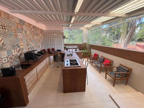 Dapur atau dapur kecil di Casa estilo Loft moderno excelente localização