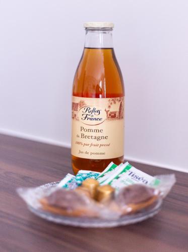 une bouteille de bière assise à côté d'une assiette de beignets dans l'établissement Havre de paix - au cœur de Paris, à Paris