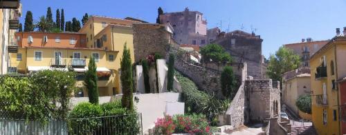Photo de la galerie de l'établissement Vieux Nice, grand 2 pièces sur jardins, calme, à Nice