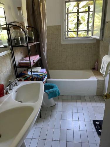 une salle de bain avec une baignoire, des toilettes et un lavabo dans l'établissement Maison vacances Biarritz sud - plages à pied, à Bidart