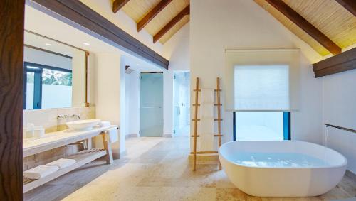 Un baño de COMO Maalifushi