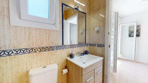 Koupelna v ubytování Sucina 3-Bed Villa Sleeps 6 & Pet Friendly