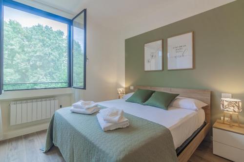 una camera da letto con un letto e una grande finestra di Rio Verde - Milano 3 a Basiglio
