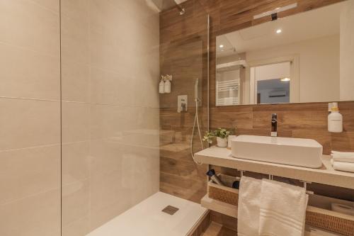 un bagno con lavandino e doccia di Rio Verde - Milano 3 a Basiglio