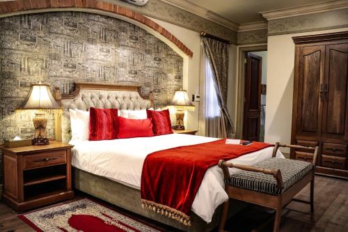 Un pat sau paturi într-o cameră la Three Rivers Lodge and Villas