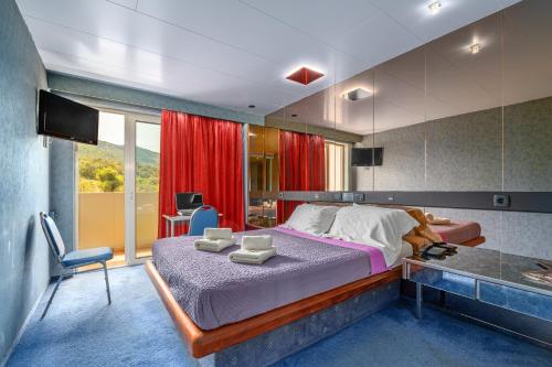 Postel nebo postele na pokoji v ubytování ALFA HOTEL