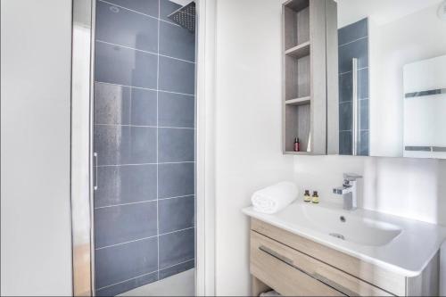 une salle de bain avec un lavabo et une douche dans l'établissement 3RAMT4 Superbe T4, Terrasse et Rooftop - vue sur mer, à Marseille