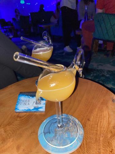 une boisson dans un verre assis sur une table dans l'établissement Aéroport CDG, Paris Disneyland, Eiffel Tower, JO 2024, à Montévrain