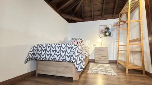 een slaapkamer met een stapelbed en een ladder bij Casa Maruca in Puntagorda