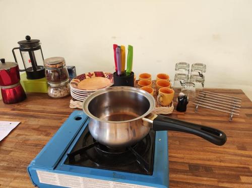 un pot assis au-dessus d'une cuisinière dans l'établissement Dôme en pleine nature, à Lusse