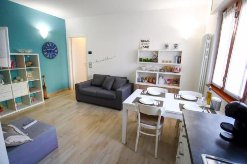 una sala de estar con una mesa y un sofá en My sweet home, en Clusone