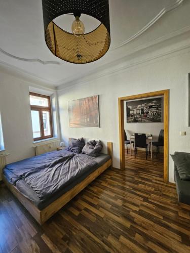 a bedroom with a bed and a dining room at FERIENWOHNUNG 50m2 APARTMENT in ZITTAUER STADTZENTRUM INNENSTADT INNENRING TOP LAGE - WOHNEN AUF ZEIT IN ZITTAU - 1 RAUM WOHNUNG in Zittau