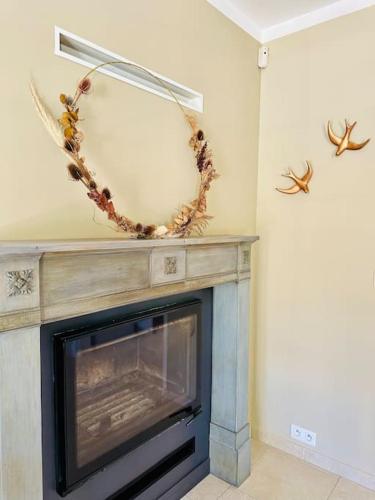 une cheminée avec une couronne au-dessus de celle-ci dans l'établissement Villa Les Restanques - Piscine et Pétanque, à Rougiers