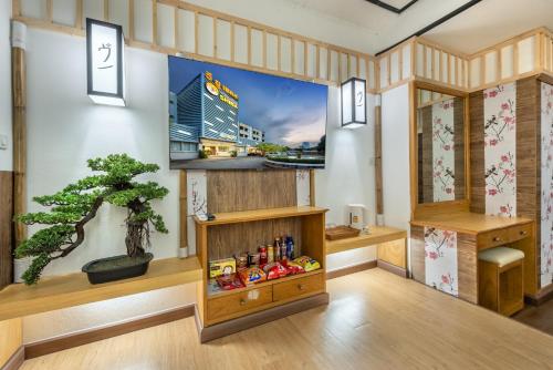 Una televisión o centro de entretenimiento en โรงแรมชิบะรูม นครราชสีมา เซ็นทรัลโคราช