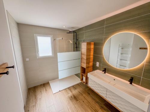 Koupelna v ubytování L'Évasion Colorée - Maison Vive et Moderne