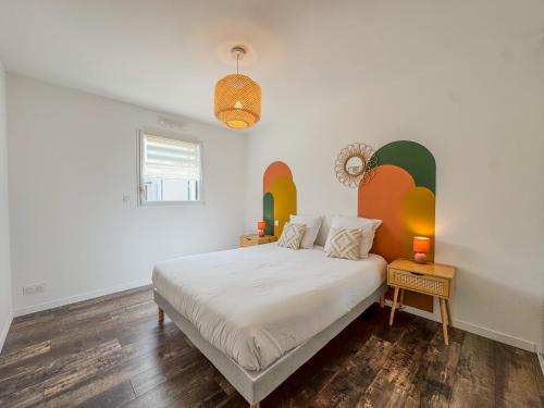 Postel nebo postele na pokoji v ubytování L'Évasion Colorée - Maison Vive et Moderne
